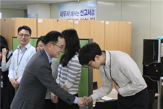 직원들과 인사나누는 최정욱 청장님