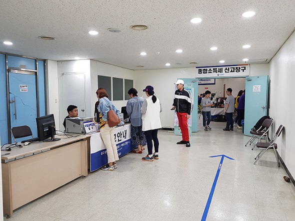 분주한 종합소득세 신고창구 입구
