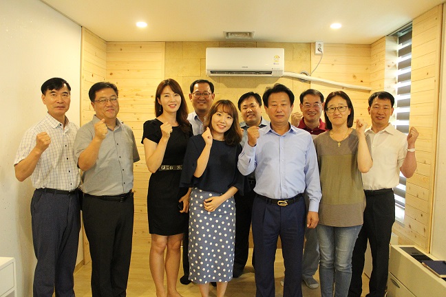 여직원휴게실의 성공적인 리모델링에 송우진 서장님, 과장님들과 여직원들 모두 함박웃음을 지었답니다★