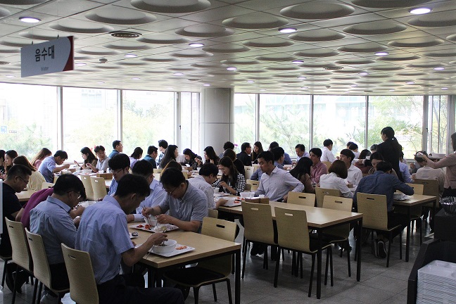 맛있게 식사하는 고양세무서 직원들