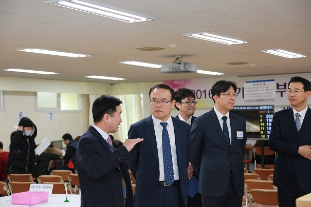 부가가치세 신고관련 운영상황을 들으시는 모습