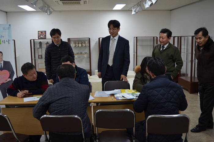 직원들을 격려하시는 모습