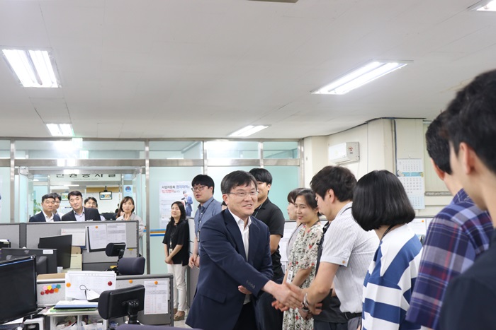 직원들과 인사